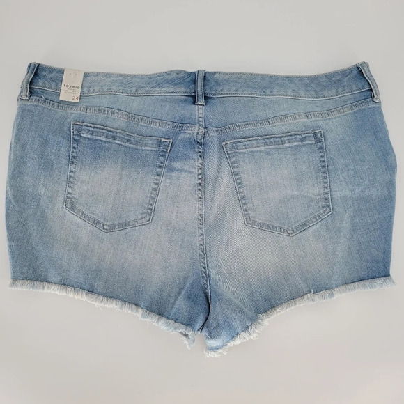 Torrid stretch light wash with pearls shorts raw edge size 24 - Picture 5 of 10